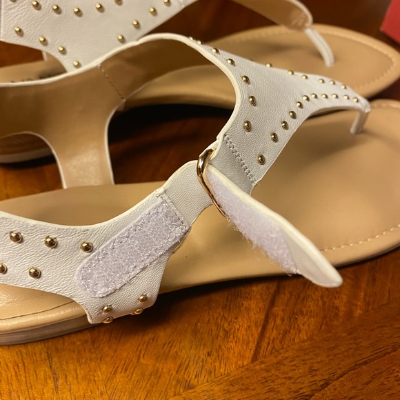 Vaneli real leather sandals white with gold accents size 8 like new - Picture 6 of 6